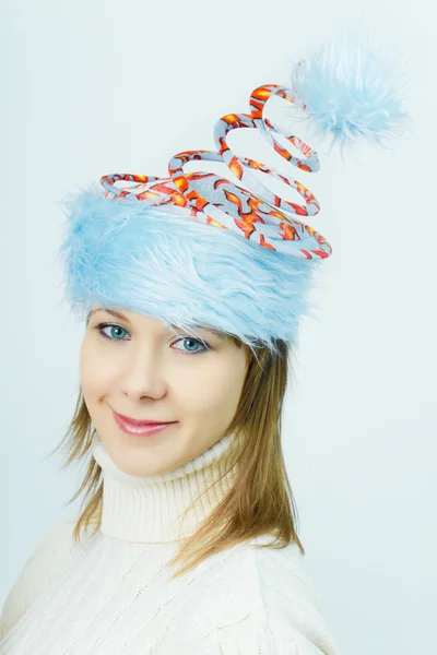 Portrét smějící se dívka v vánoční čepice — Stock fotografie