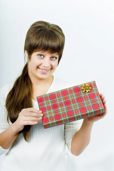 Jeune femme avec un cadeau — Photo