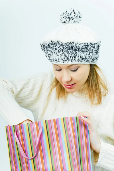 Dívka, která nosí zimní čepici. zimní nákupy — Stock fotografie