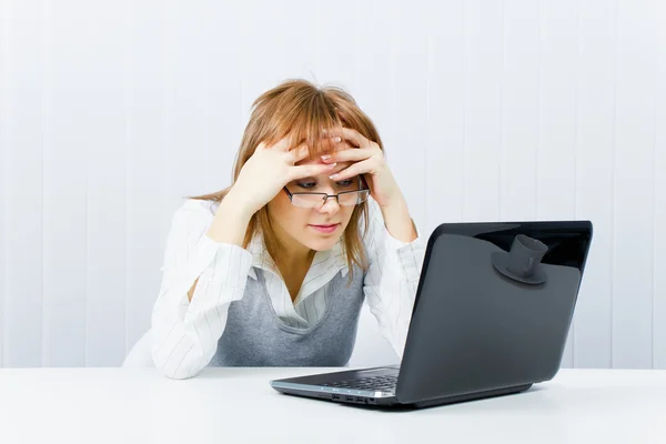 Fáradt Munkavállaló Hivatalban Val Egy Laptop Lány Szemüveg — Stock Fotó