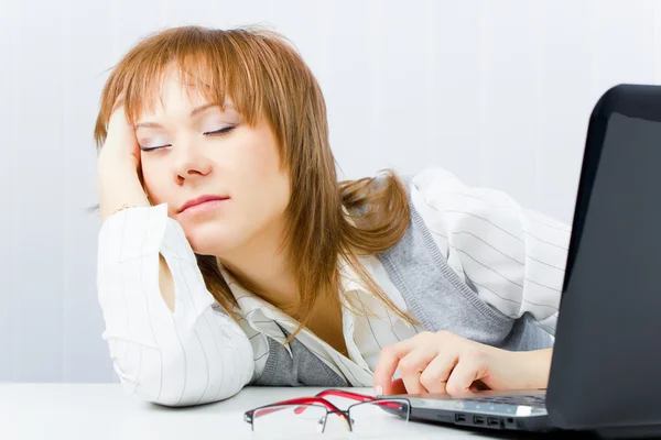 Trabalhador, dormindo em um laptop — Fotografia de Stock