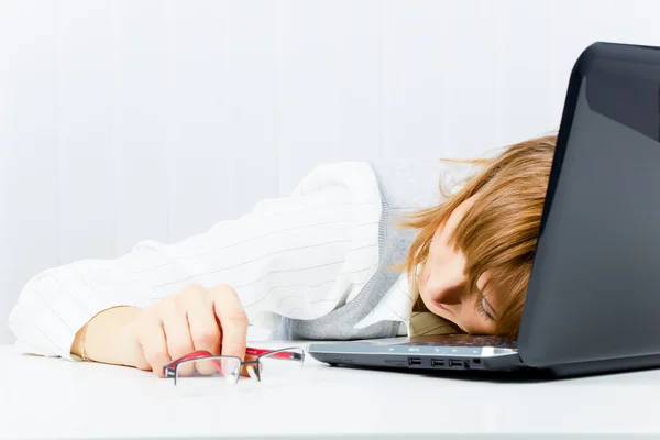 Trabajador Dormido Portátil Oficina —  Fotos de Stock