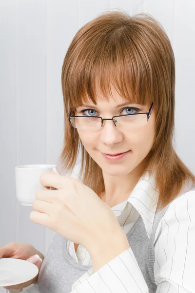 Pohár Egy Csésze Kávéval Kezében Vonzó Lány — Stock Fotó