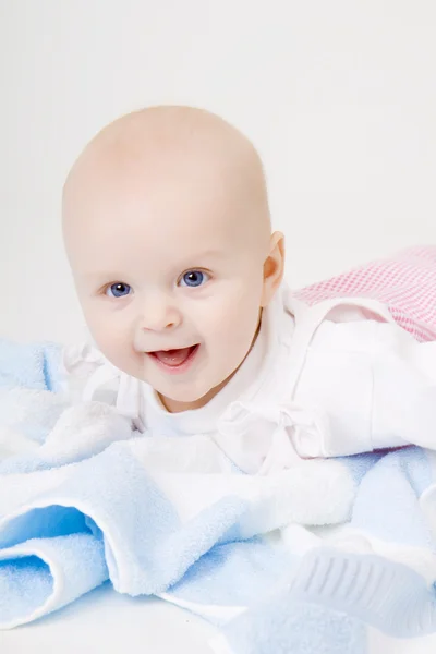 Blauwogige Gelukkig Baby Met Een Blauwe Handdoek Verdieping — Stockfoto