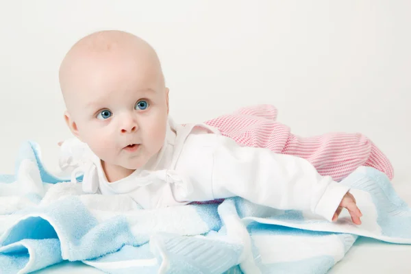 Mavi Havlu Ile Küçük Mavi Gözlü Kız Bebek Fotoğraf Stüdyosu — Stok fotoğraf
