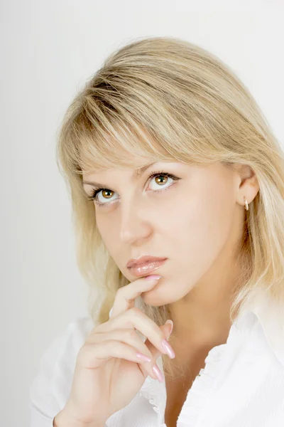 Porträtt av en attraktiv blond tjej — Stockfoto