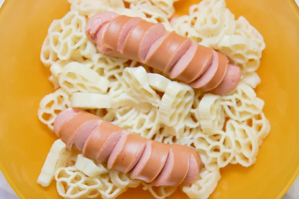 Zelfgemaakte Worst Met Pasta Gele Plaat — Stockfoto
