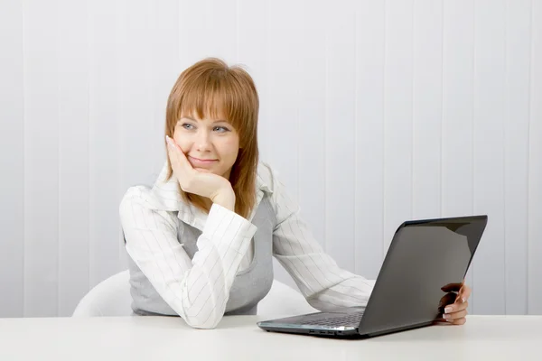 노트북으로 편안 하 고 웃는 여자 — 스톡 사진