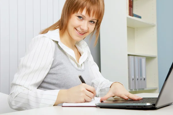 Attractive young woman with a laptop — Stock Photo, Image