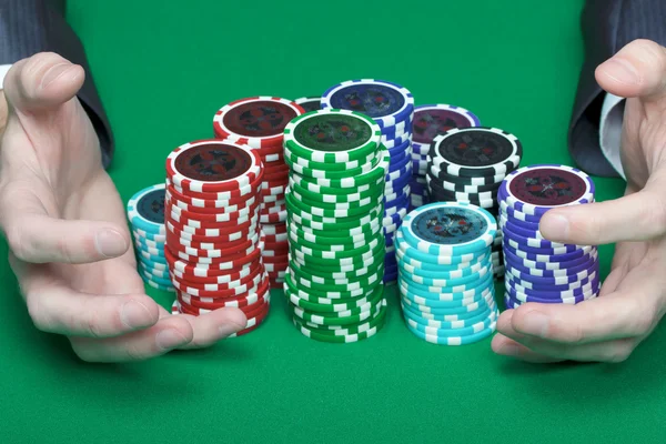 Чоловік Двома Руками Грабує Купу Покерних Фішок — стокове фото