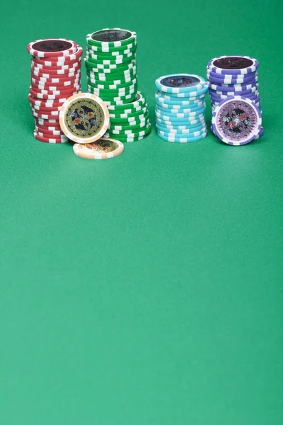 Una Pila Fichas Green Jugando Una Mesa Juego Casino — Foto de Stock