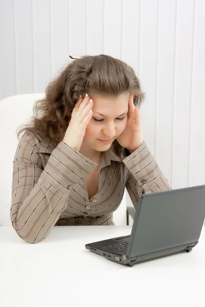 Menina Com Laptop Sofre Dores Cabeça Serviço — Fotografia de Stock
