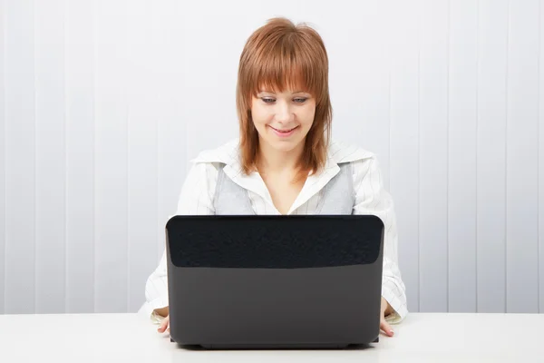 Gelukkig meisje met een laptop — Stockfoto
