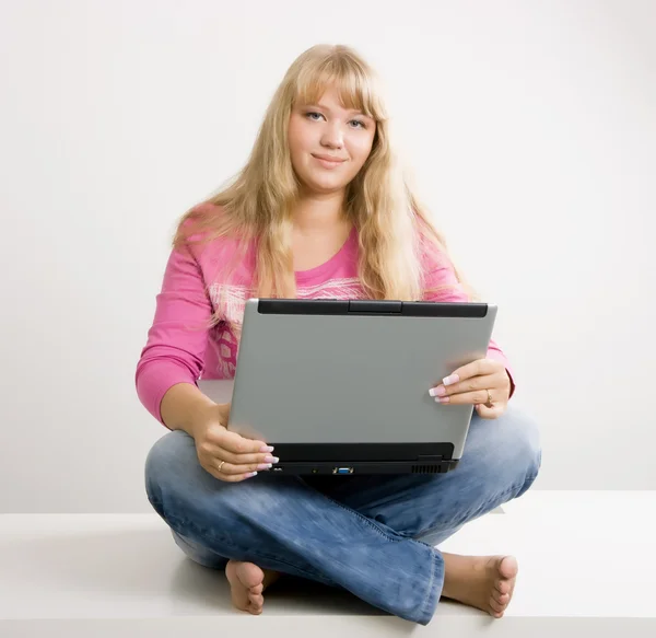 Blonde avec un ordinateur portable — Photo