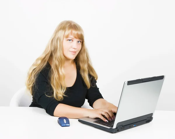 Jong meisje werken op laptop — Stockfoto
