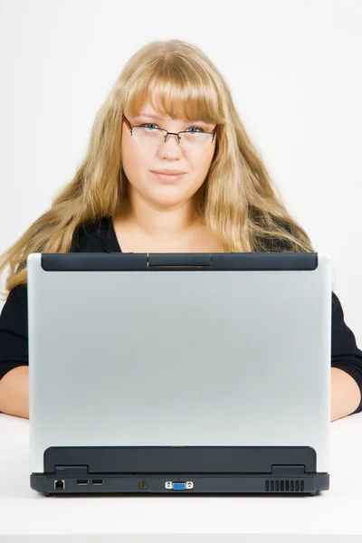 金发美女用一台笔记本电脑 — 图库照片