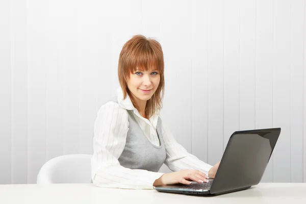 Menina atraente com um computador — Fotografia de Stock