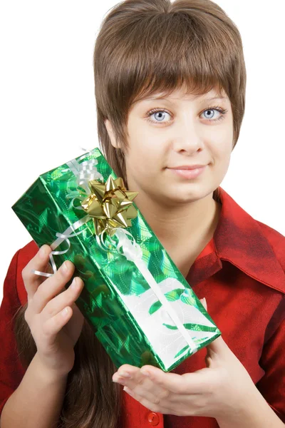 Portrét krásné mladé ženy s dárkem — Stock fotografie