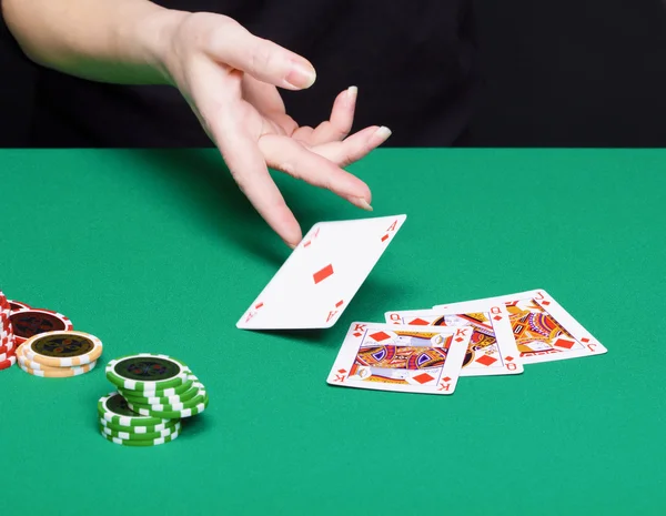 Mano femenina con combinaciones de cartas ganadoras —  Fotos de Stock