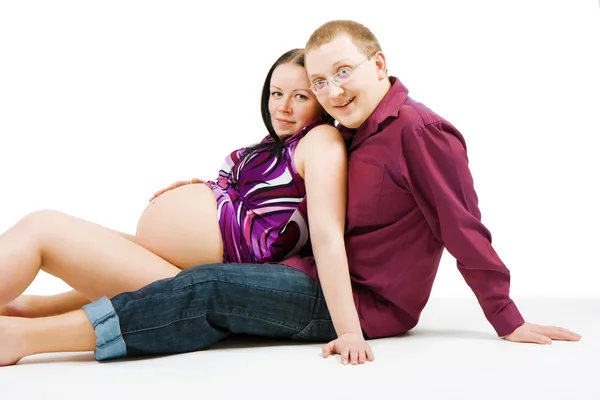 Szczęśliwa para na białym tle. Ciąża — Zdjęcie stockowe