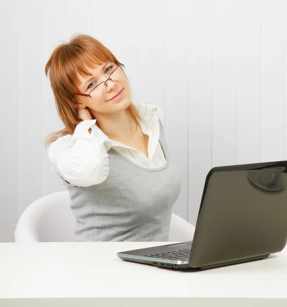 Bir dizüstü bilgisayar ile yorgun kız uzanır — Stok fotoğraf