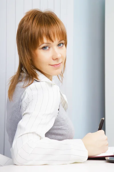 Porträtt av en attraktiv tjej med en bärbar dator — Stockfoto