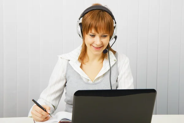Chica atractiva en una blusa blanca con un ordenador portátil — Foto de Stock