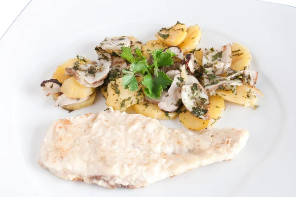 Chicken escalope with mushrooms and potatoes — Stock Photo, Image