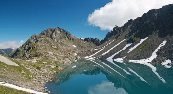 Pietra rossa sjö, italienska Alperna — Stockfoto