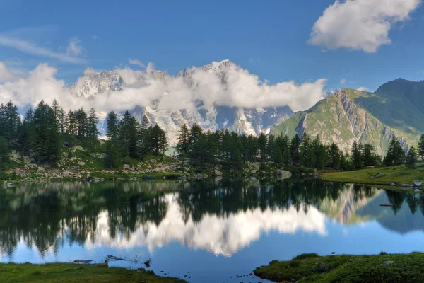 Sommaren Beskåda Arpy Sjö Nära Thuile Aosta Dalen Italien Bild Royaltyfria Stockbilder