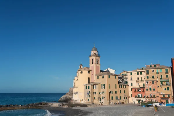 Camogli, havet och kyrkan — Stockfoto