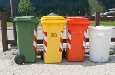 çöp konteynırları çöp ayrılması için: plastik, cam, alüminyum, kağıt ve gıda