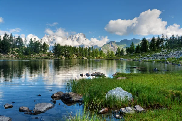 Cirrus lake, Valle d'Aosta Rechtenvrije Stockafbeeldingen