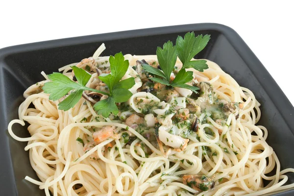 Spaghetti Con Gamberetti Calamari Cozze Prezzemolo Isolati Bianco — Foto Stock