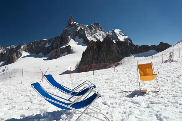 Liegestühle auf dem Gletscher — Stockfoto