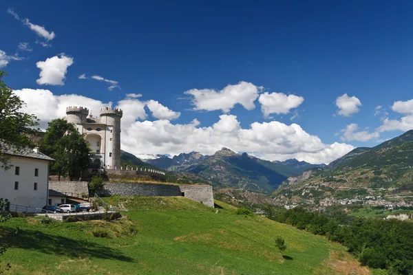 Aosta údolí s hradem, Itálie — Stock fotografie