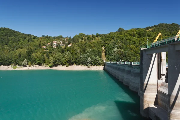 Lago Brugneto com barragem — Fotografia de Stock