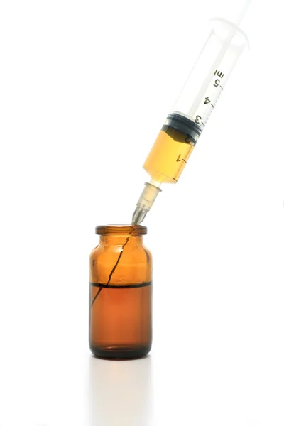 Skleněné láhve s injekční stříkačkou — Stock fotografie