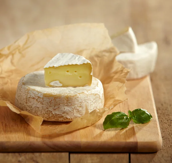 Brie és camembert sajttal — Stock Fotó
