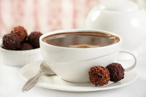 Café e trufas de chocolate — Fotografia de Stock