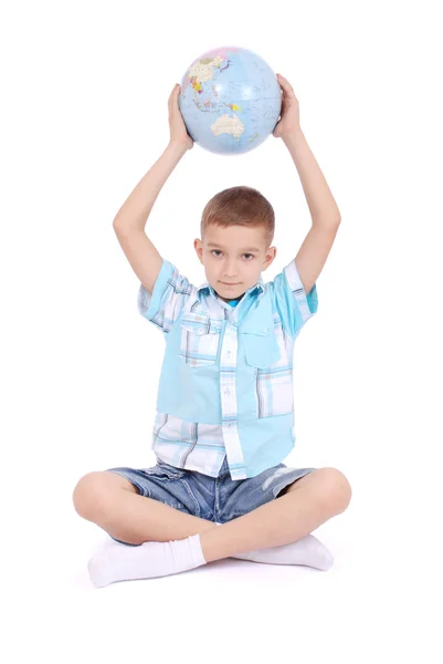 O menino segura o globo nas mãos — Fotografia de Stock