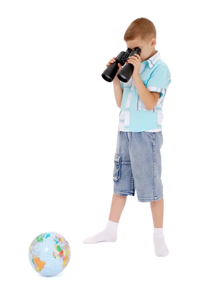 Anak itu tampak melalui lapangan-kaca di bola dunia — Stok Foto