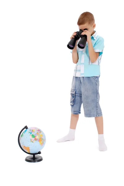 Le garçon regarde à travers le champ de verre du globe — Photo