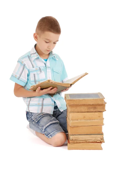 Jovem rapaz lendo um livro velho — Fotografia de Stock