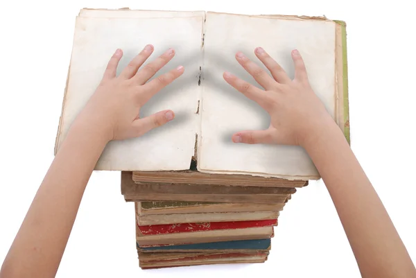 Handen boven gestapelde oude boeken van verschillende vorm en kleur. — Stockfoto