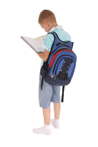 バックパックを持つ少年は本を保持します。 — ストック写真