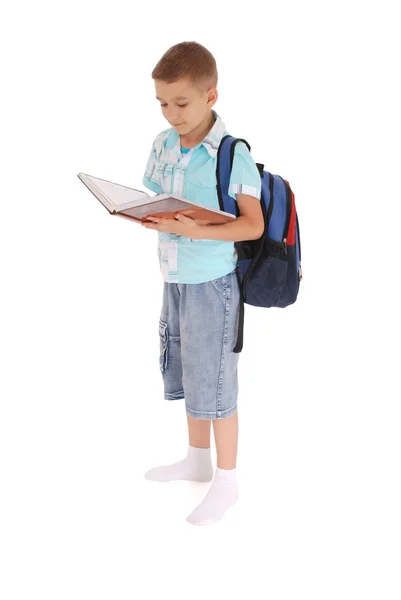 Мальчик с рюкзаком держит книгу — стоковое фото