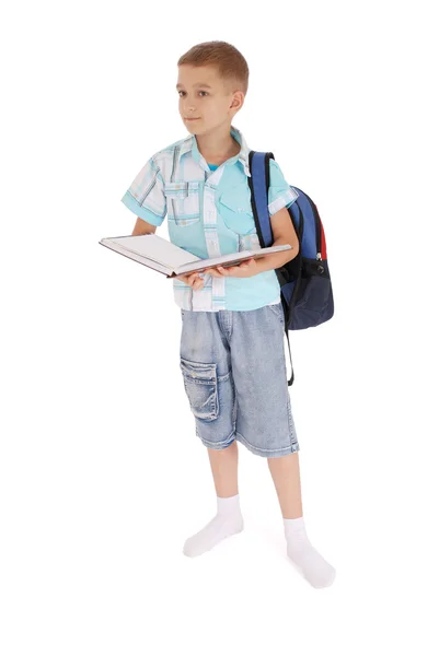 バックパックを持つ少年は本を保持します。 — ストック写真