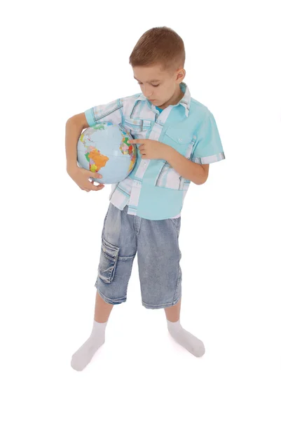 Rapaz segura o globo nas mãos — Fotografia de Stock