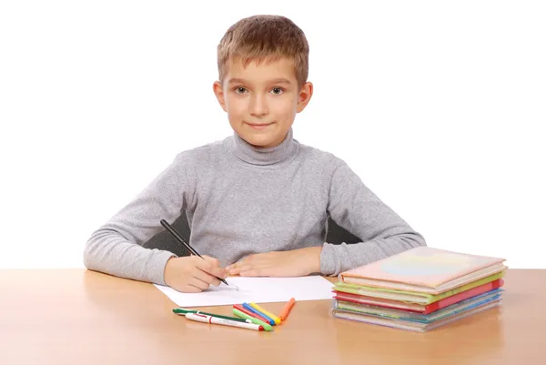 Joven chico haciendo trabajo escolar — Foto de Stock